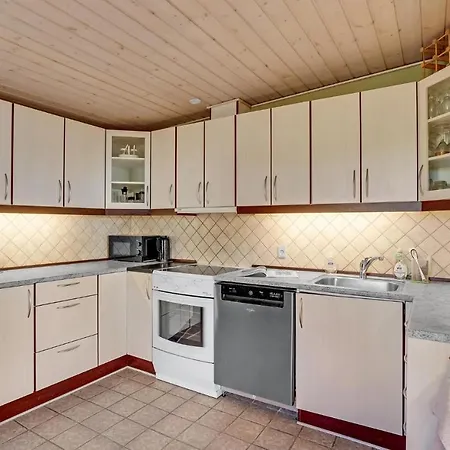 Gorgeous In With Kitchen Semesterbostad